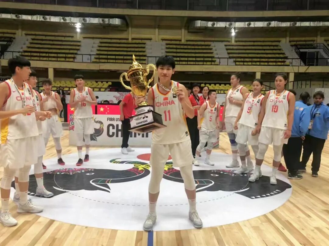 2018年U18女篮亚洲锦标赛上陈明伶捧起冠军奖杯。受访者供图