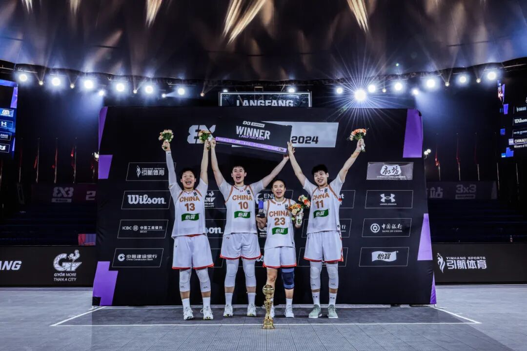 出征巴黎前陈明伶（右一）随中国队获得相关赛事冠军。