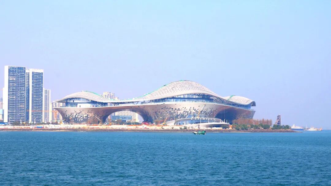 湛江文化中心装点迷人的港城天际线。周梦雅 摄