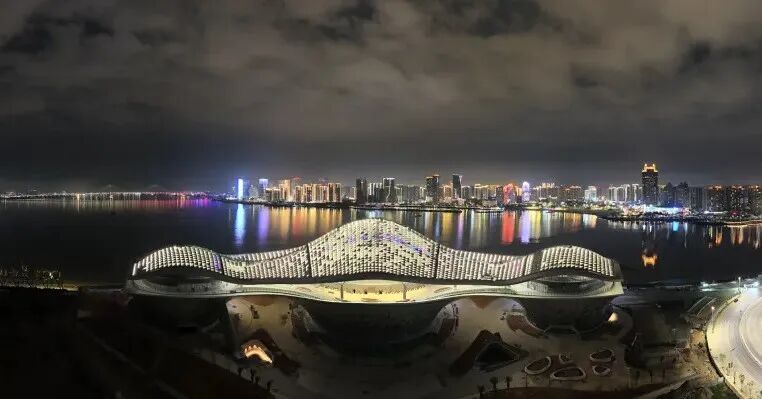 夜幕下的湛江文化中心。吴东俊 摄