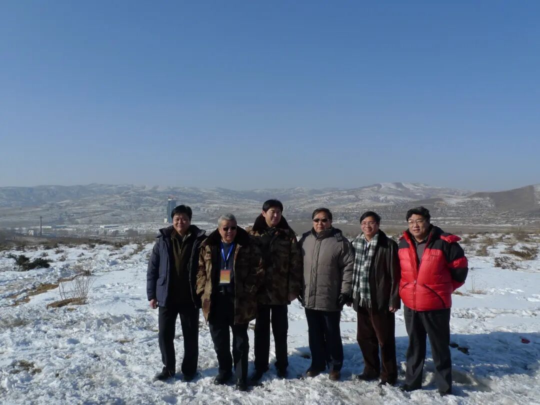 22. 2012年1月9日與李德仁院士、張祖勛院士及國家測繪地理信息局徐德明局長、王春峰副局長、李鵬德副局長在山西太原衛(wèi)星發(fā)射中心觀看資源3號衛(wèi)星發(fā)射前的現(xiàn)場留影.JPG