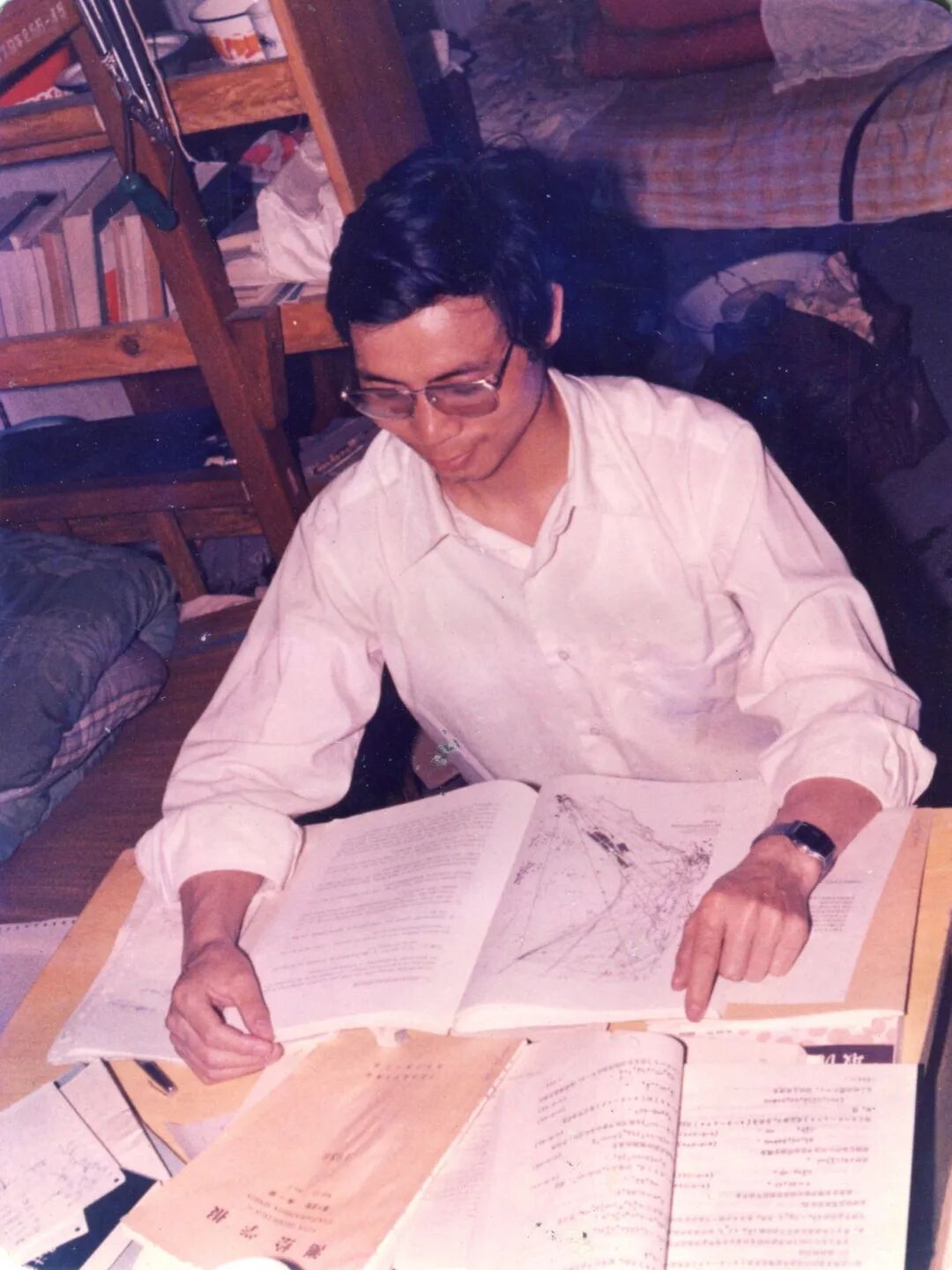 4. 1988年在武漢測繪科技大學(xué)攝影測量與遙感系攻讀博士學(xué)位期間寒窗苦讀.jpg