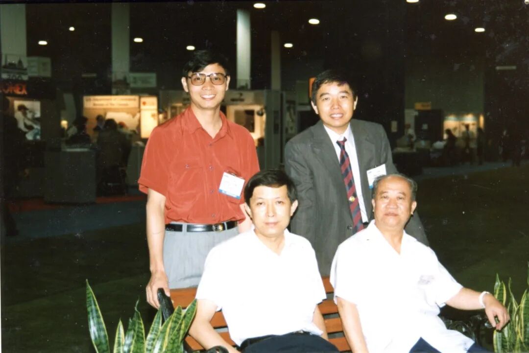 9. 1992年7月在美國華盛頓參加第17屆國際攝影測量與遙感大會時與陳述彭院士、徐冠華院士和留美學(xué)者柯英博士的合影.jpg