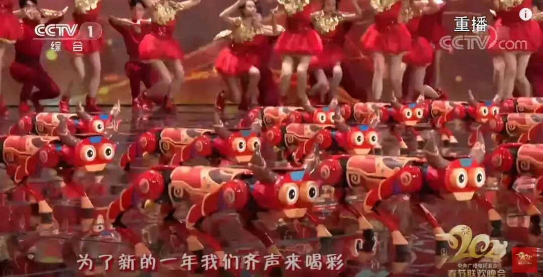 春晚舞台｜可站立及後空翻24隻機械牛「犇犇」是怎麼跳舞的？