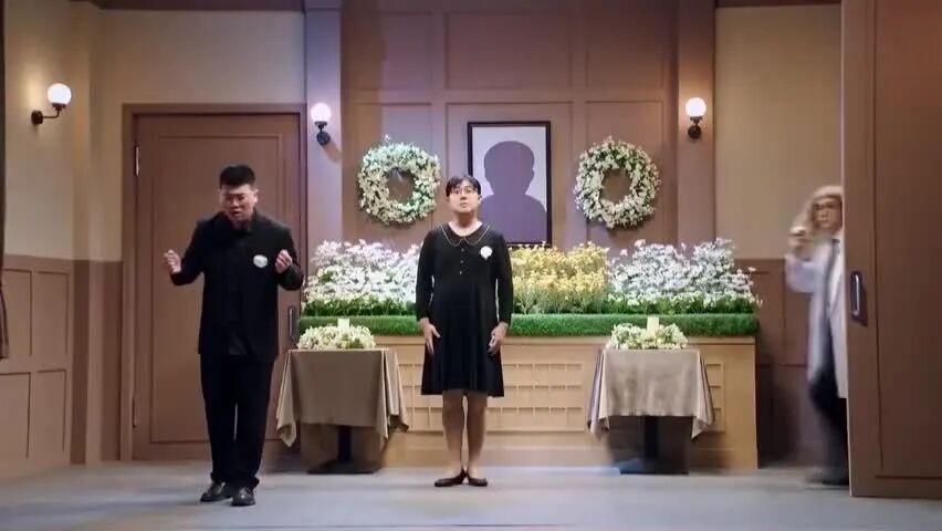 离谱也是艺术！《父亲的葬礼》演出离谱喜剧天花板