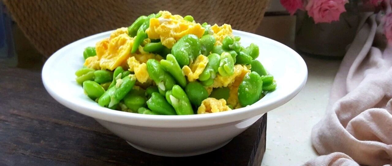 四月的蚕豆最鲜嫩，这样一炒，香气扑鼻，软糯好吃，家人特喜欢!