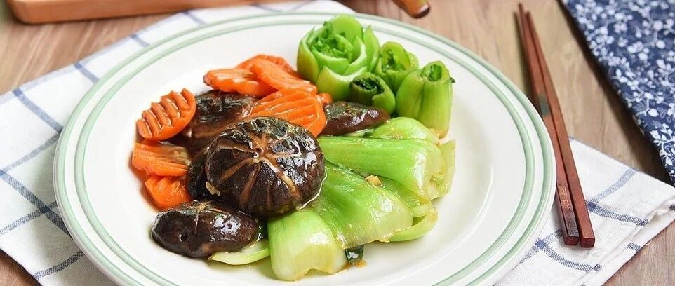 不管炒什么青菜，直接下锅就错了，掌握这2点，翠绿不发黑！