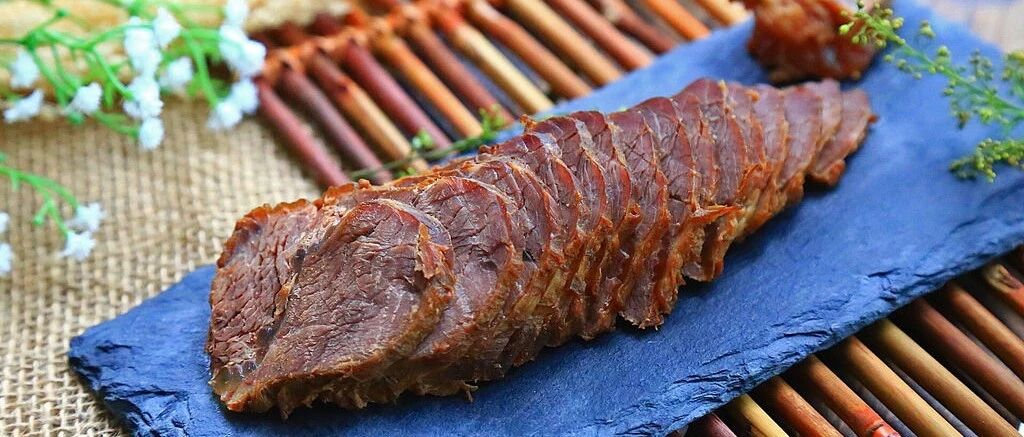 2斤牛肉，1把大料，教你在家自制酱牛肉，肉嫩入味，招待客人必备！