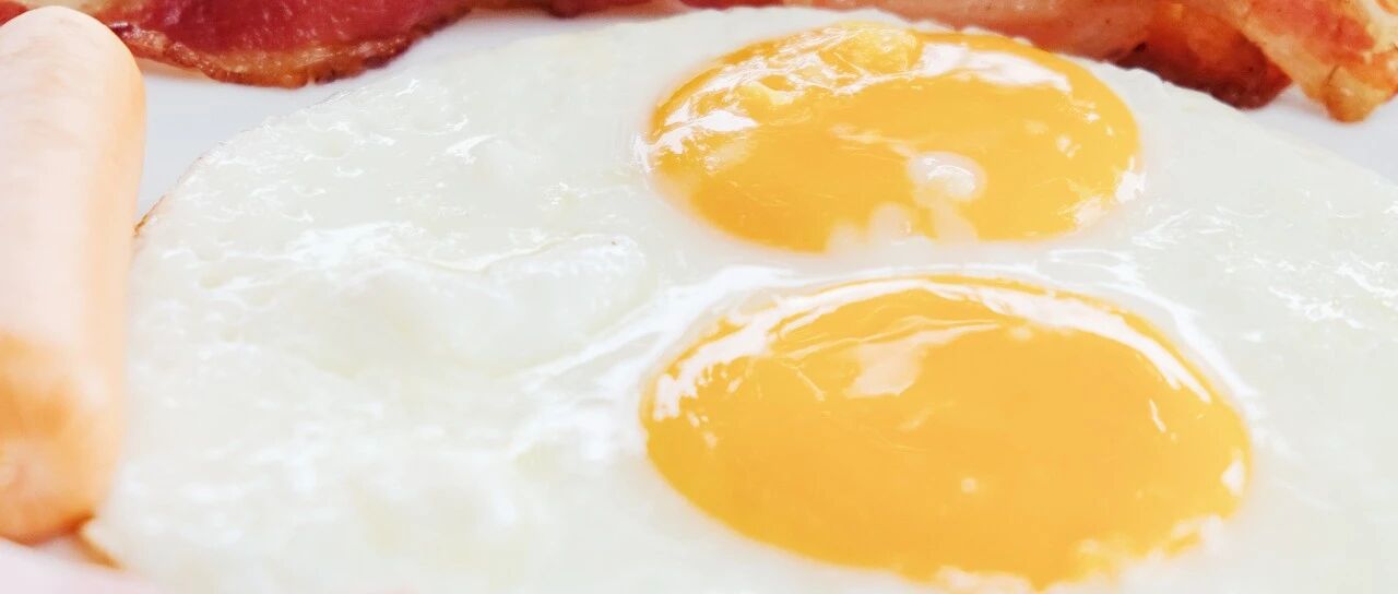 煎荷包蛋时，凉油还是热油煎？大厨教你1招，鸡蛋又圆又嫩不粘锅！