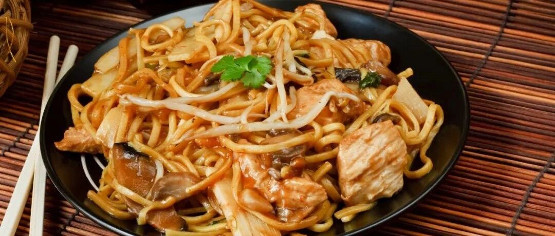 做焖面时面条总粘连？教你2招，面条不沾不成坨，劲道又入味，一碗不够吃！