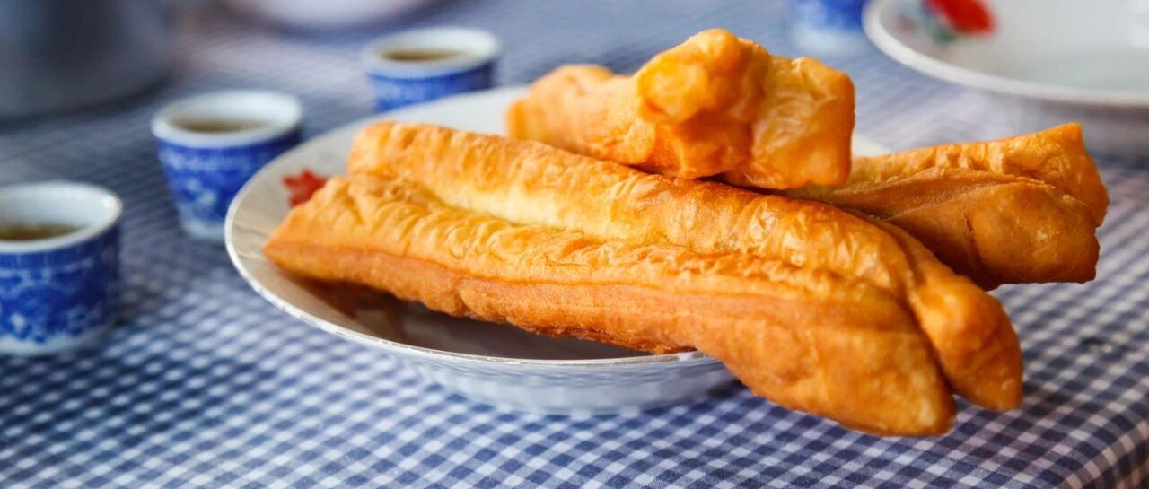 赶紧收藏！来自早点摊的油条秘方，只需简单3招，油条个个蓬松又酥脆！