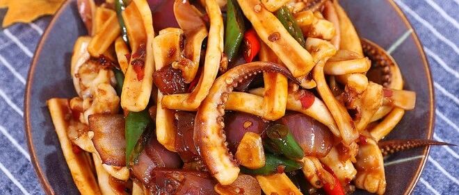 鱿鱼的家常做法，鲜辣开胃，制作简单，学会这个方法，秒变大厨！