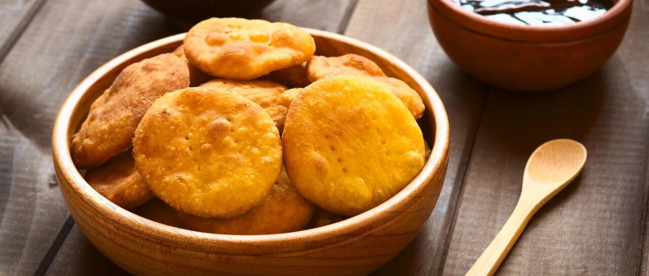 一大碗面粉一小碗白糖，开水烫一烫，香甜软糯个个鼓包，特色小吃真好吃！