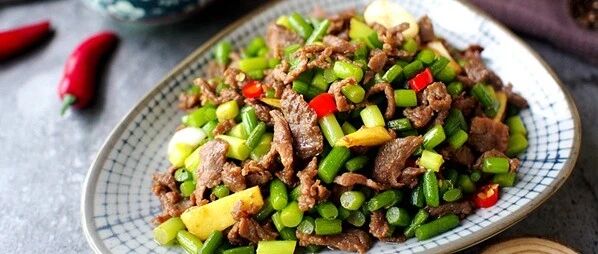 牛肉嫩滑有小窍门，从切肉到腌制都有关系，这样做好吃又嫩滑！