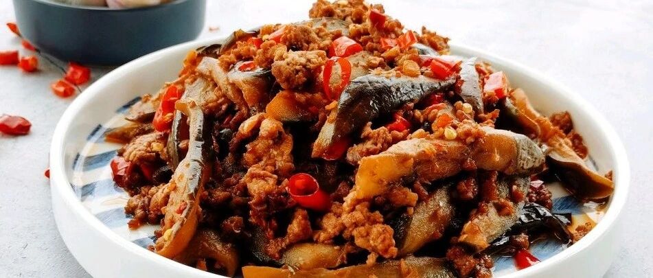 买茄子时，选直的还是选弯的？老菜农：牢记这1点，新鲜水嫩又好吃！