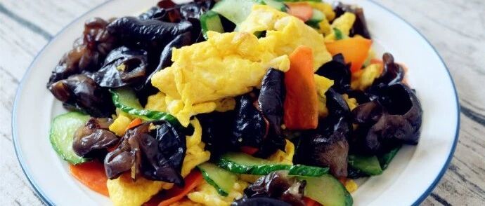 刚炒完菜千万别用水冲铁锅！越洗越生锈，很多人都不知道！