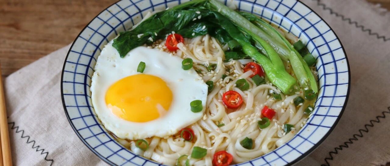 夏日必备这碗面!懒人5分钟开饭，一煮一拌就搞定!吃一次我就上瘾了..