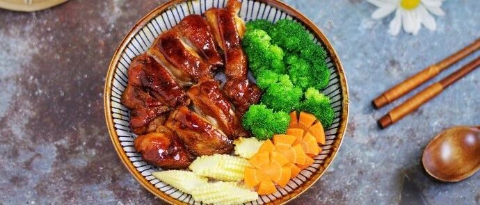 鸡腿这样做香而不腻，配料简单味道足，越吃越上瘾，看着流口水！