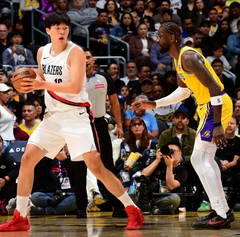 韩媒：杨瀚森已逐渐迷失,不能忍！韩国棒子公开嘲讽杨瀚森，开拓者教练不耐烦，小杨被..