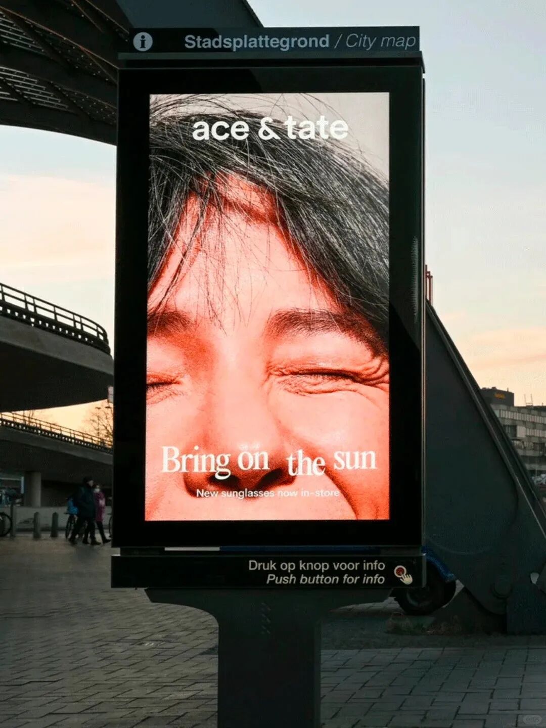 妙呀！好直观的创意！你被太阳照得睁不开眼的样子被做成海报！