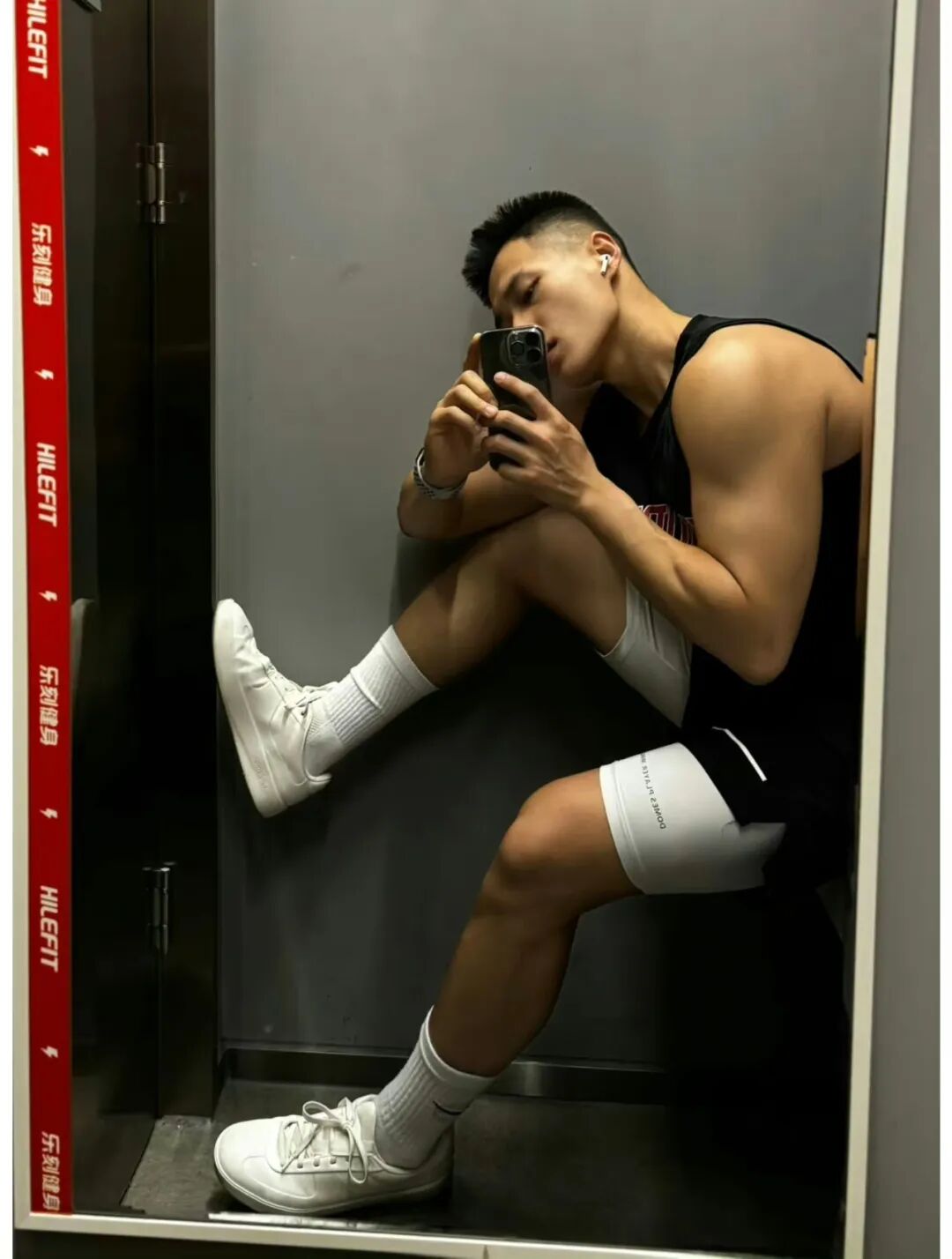 图片[6]-黑皮魅力炸裂的体育生健身房帅哥-小蓝短视频