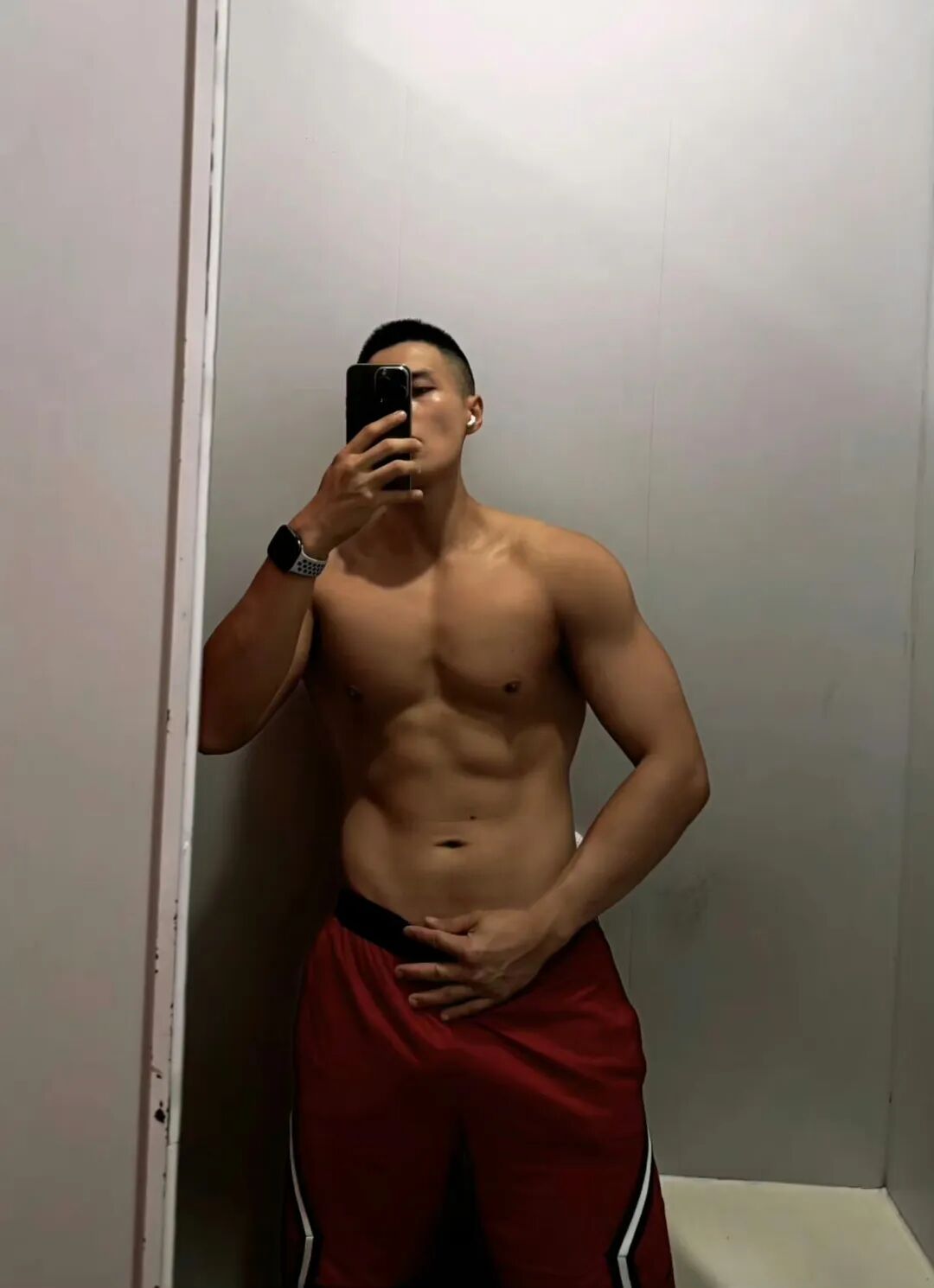 图片[12]-黑皮魅力炸裂的体育生健身房帅哥-小蓝短视频