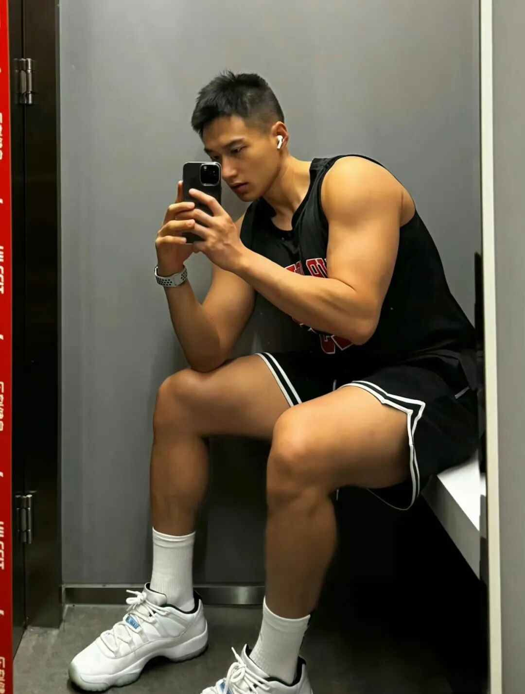 图片[2]-黑皮魅力炸裂的体育生健身房帅哥-小蓝短视频