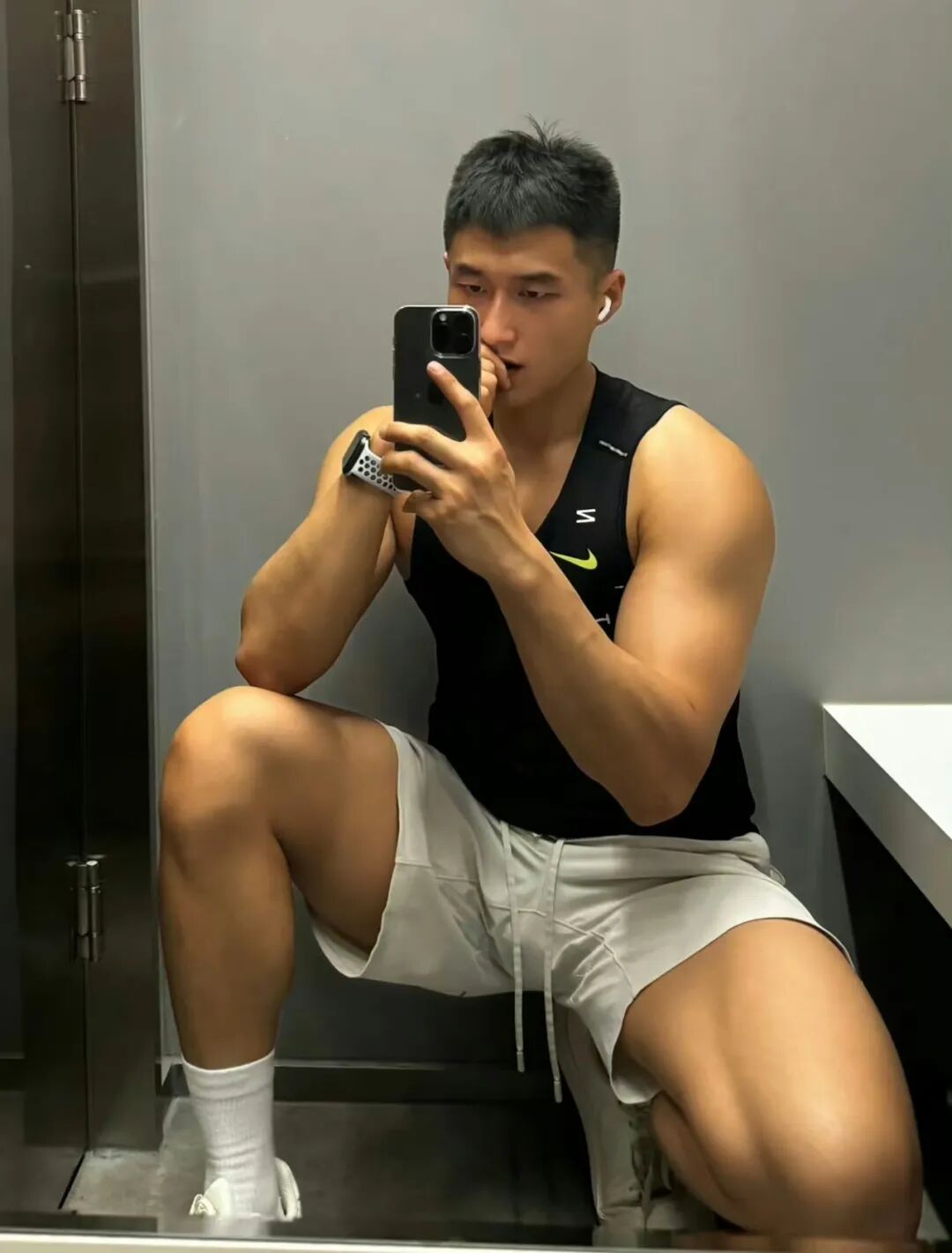 图片[8]-黑皮魅力炸裂的体育生健身房帅哥-小蓝短视频