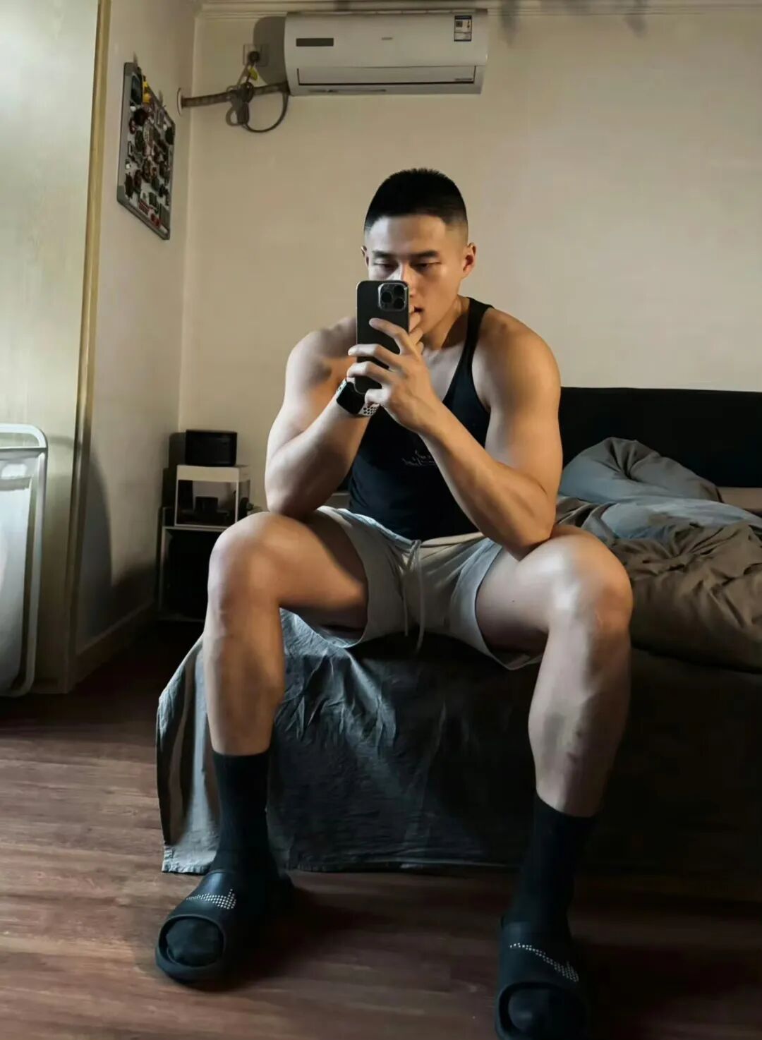 图片[16]-黑皮魅力炸裂的体育生健身房帅哥-小蓝短视频