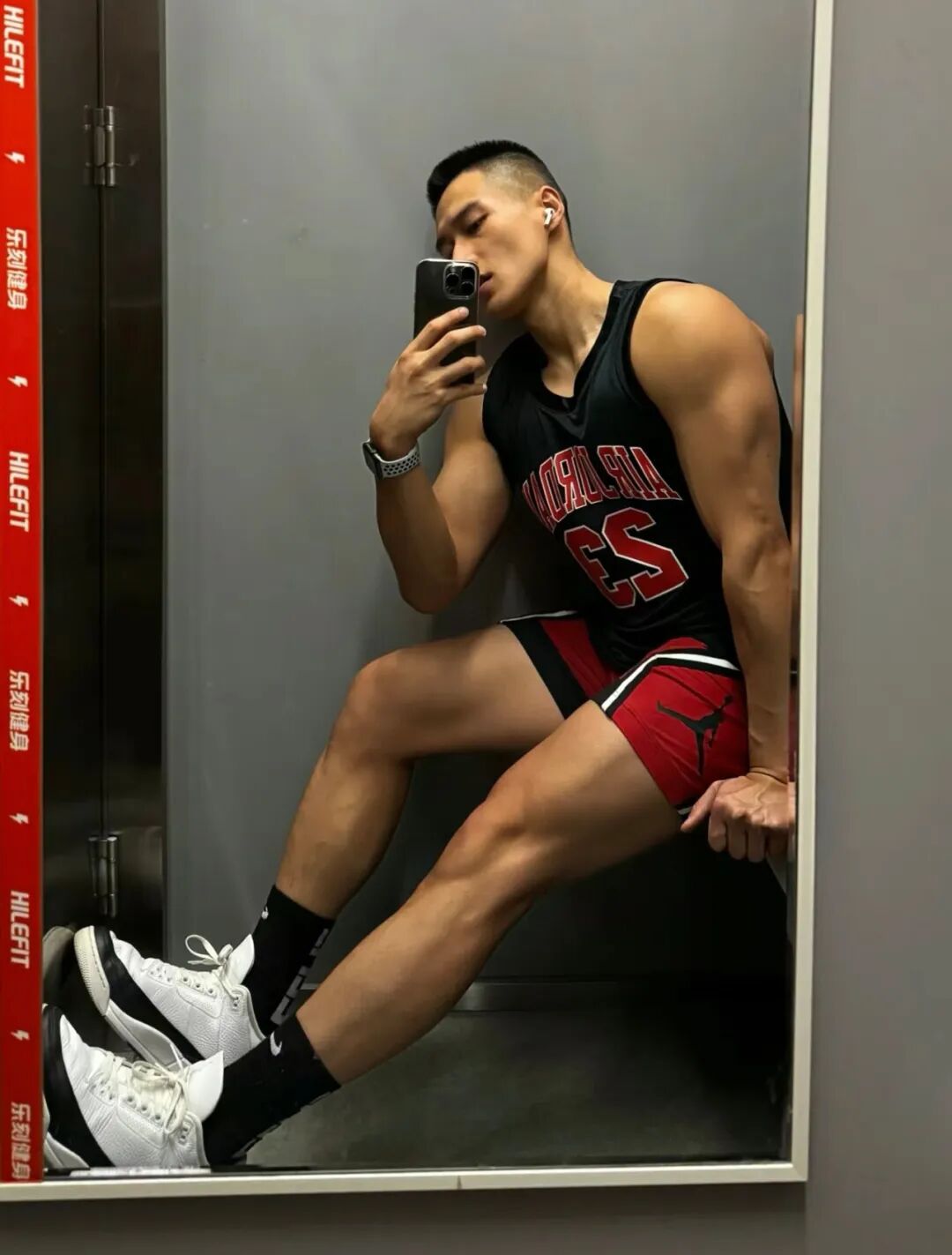 图片[22]-黑皮魅力炸裂的体育生健身房帅哥-小蓝短视频