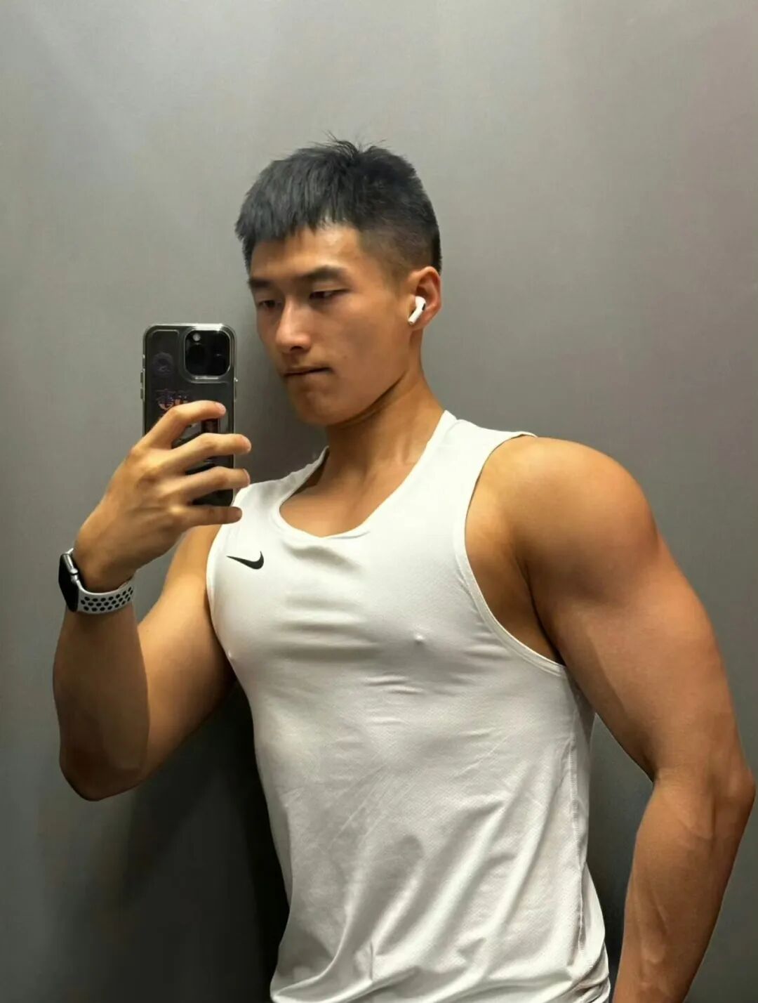 图片[20]-黑皮魅力炸裂的体育生健身房帅哥-小蓝短视频