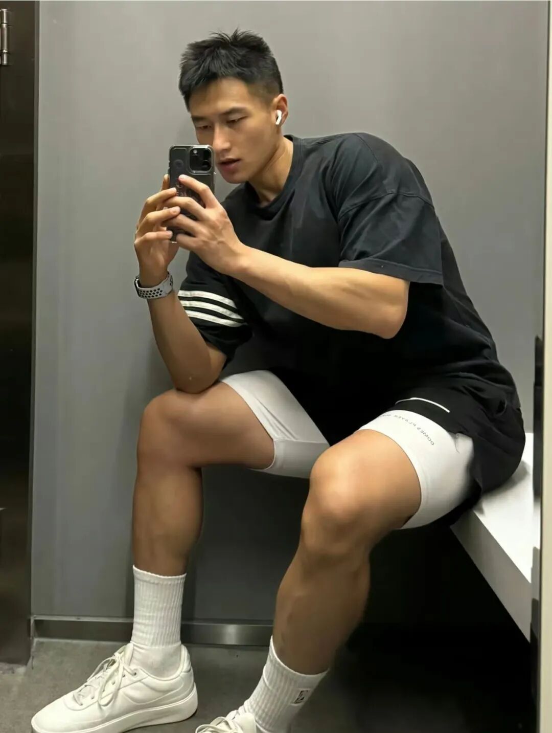 图片[18]-黑皮魅力炸裂的体育生健身房帅哥-小蓝短视频