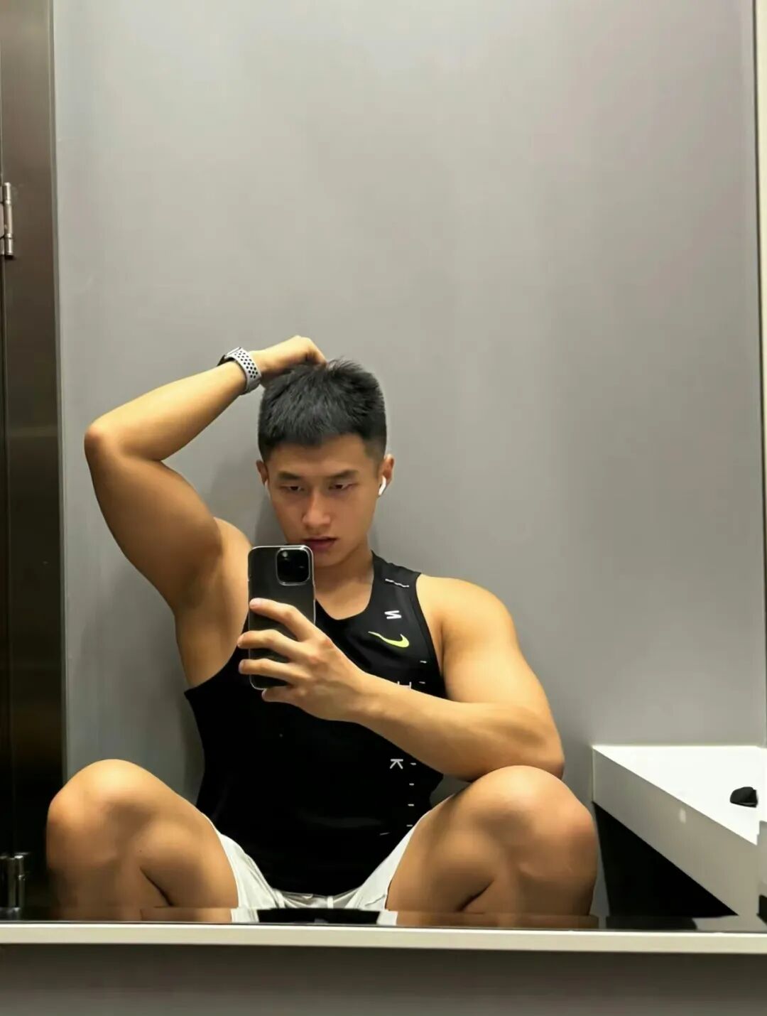 图片[10]-黑皮魅力炸裂的体育生健身房帅哥-小蓝短视频