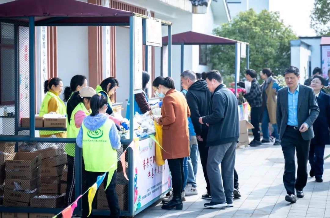 早晨8點多,坎墩街道大學生農創園的入口開啟緩行模式,前期在慈曉客戶