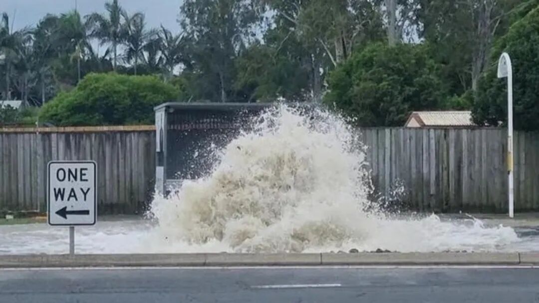 Eastbound lanes of Wynnum Rd, at Tingalpa, were closed for more than five hours. Picture: octoberdarling/Reddit