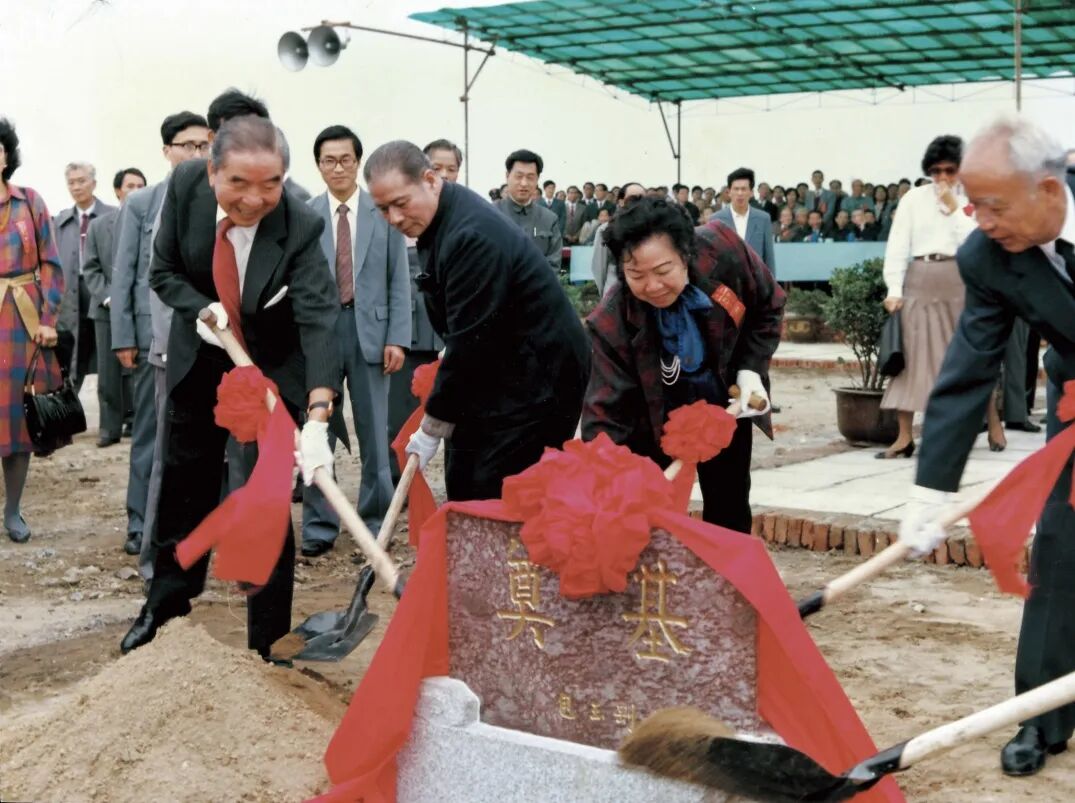 1985年10月34日，国务院代总理万里、包玉刚夫妇、卢绪章一起为宁波大学奠基石挥铲培土。2.jpg