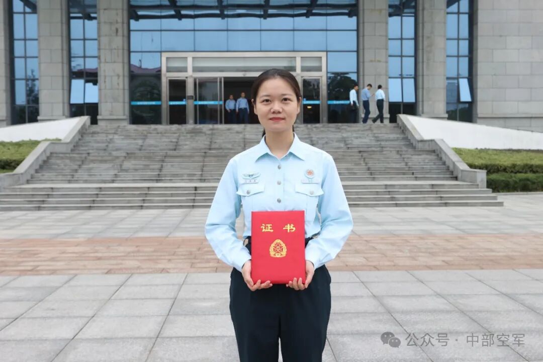 军队文职风采奋进不止不负这身荣耀的孔雀蓝