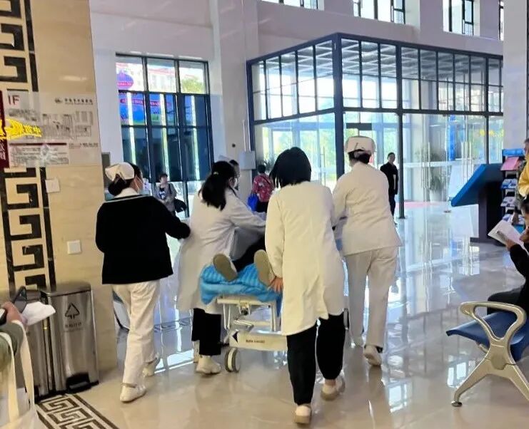 祁阳：患者突然晕倒  医护人员上演暖心“医”幕