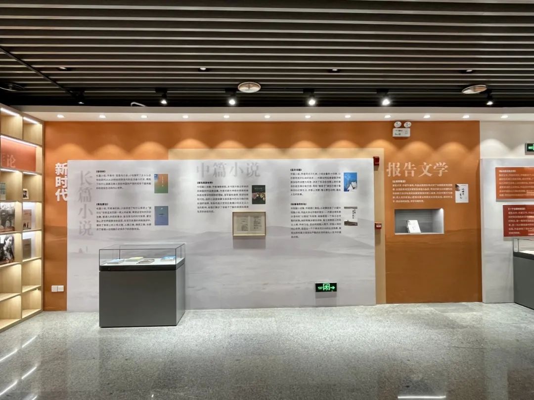 “扎根人民 文铸北疆”内蒙古文学七十年展览开展 第10张