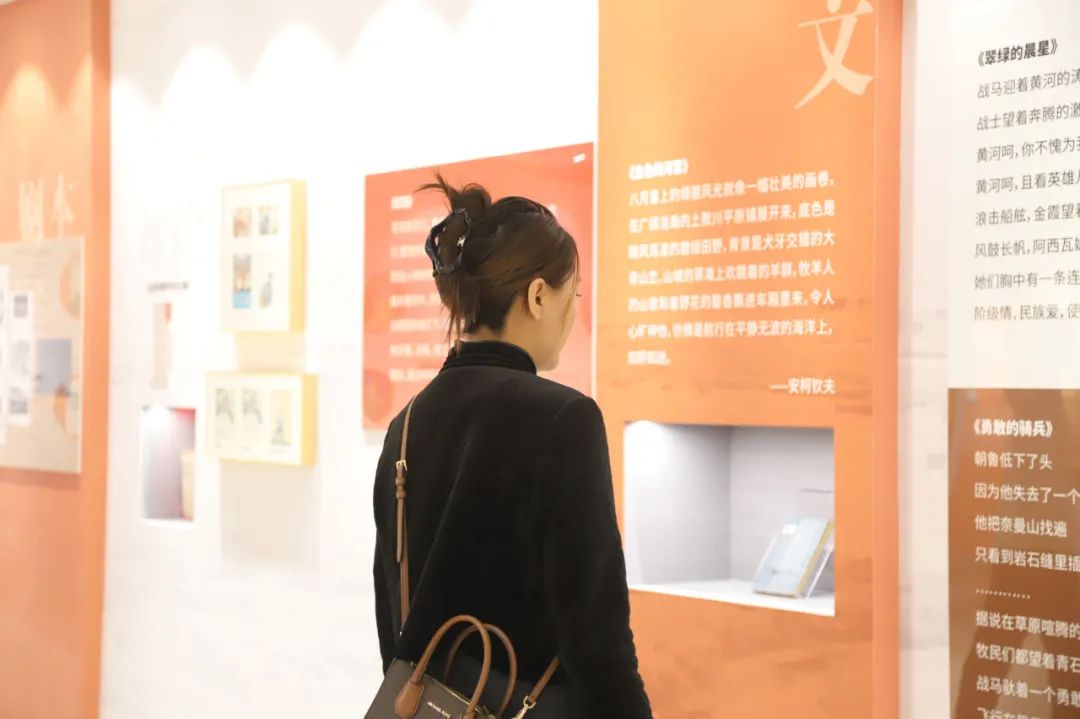 “扎根人民 文铸北疆”内蒙古文学七十年展览开展 第16张