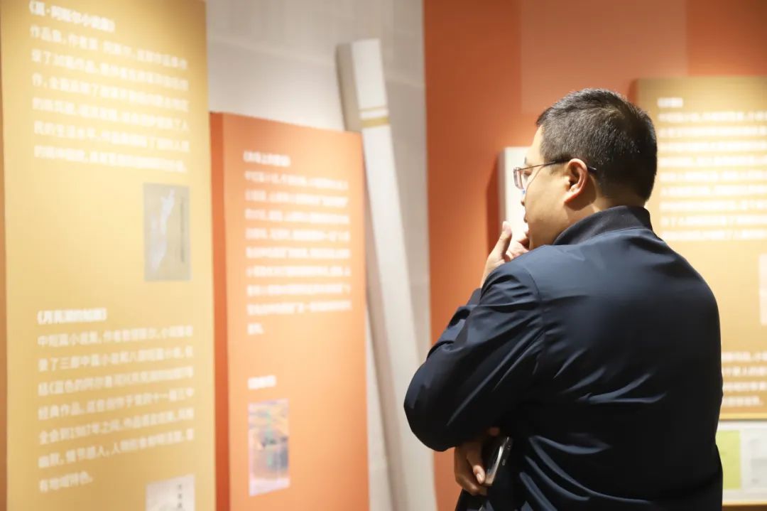 “扎根人民 文铸北疆”内蒙古文学七十年展览开展 第17张