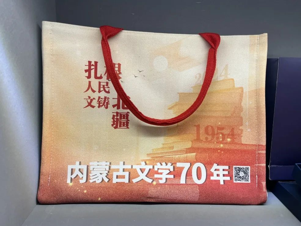 “扎根人民 文铸北疆”内蒙古文学七十年展览开展 第21张