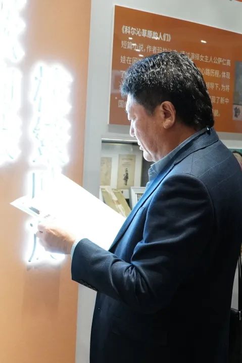 内蒙古推动文艺工作高质量发展座谈会与会人员参观内蒙古文学馆 第8张