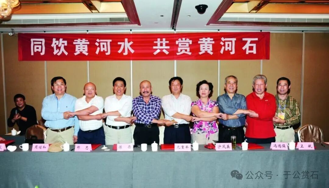 退有所作 休有所为 生命不息 赏石不止 ——退休军人郑忠献身赏石文化事迹