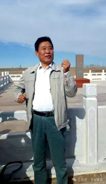 退有所作 休有所为 生命不息 赏石不止 ——退休军人郑忠献身赏石文化事迹