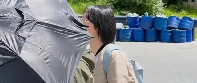 林青霞失去两位挚友后首露面,现身四川九寨沟,一身白气质优雅_2_msit3ykn
