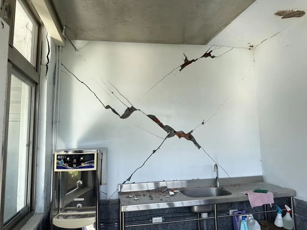 台7.2级地震 余震不断 大楼倒塌 寇MS吁请同心代dao！