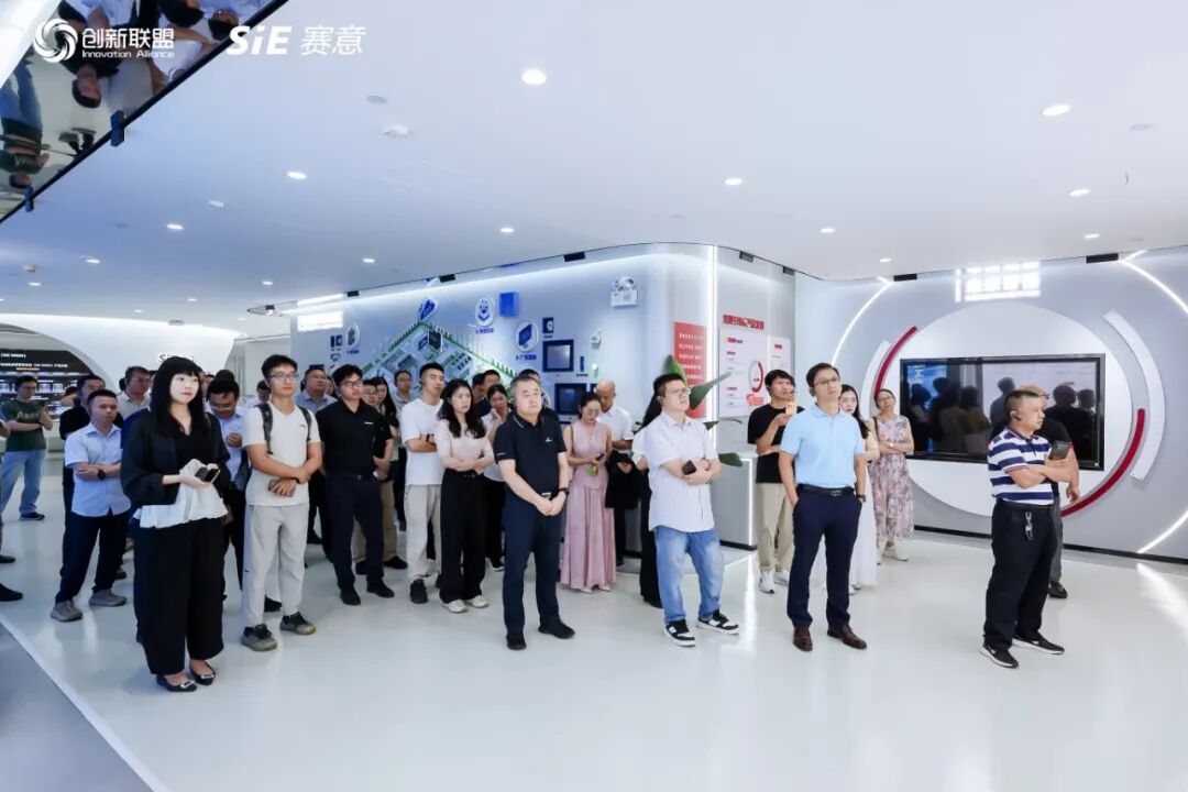 参观展厅.jpg