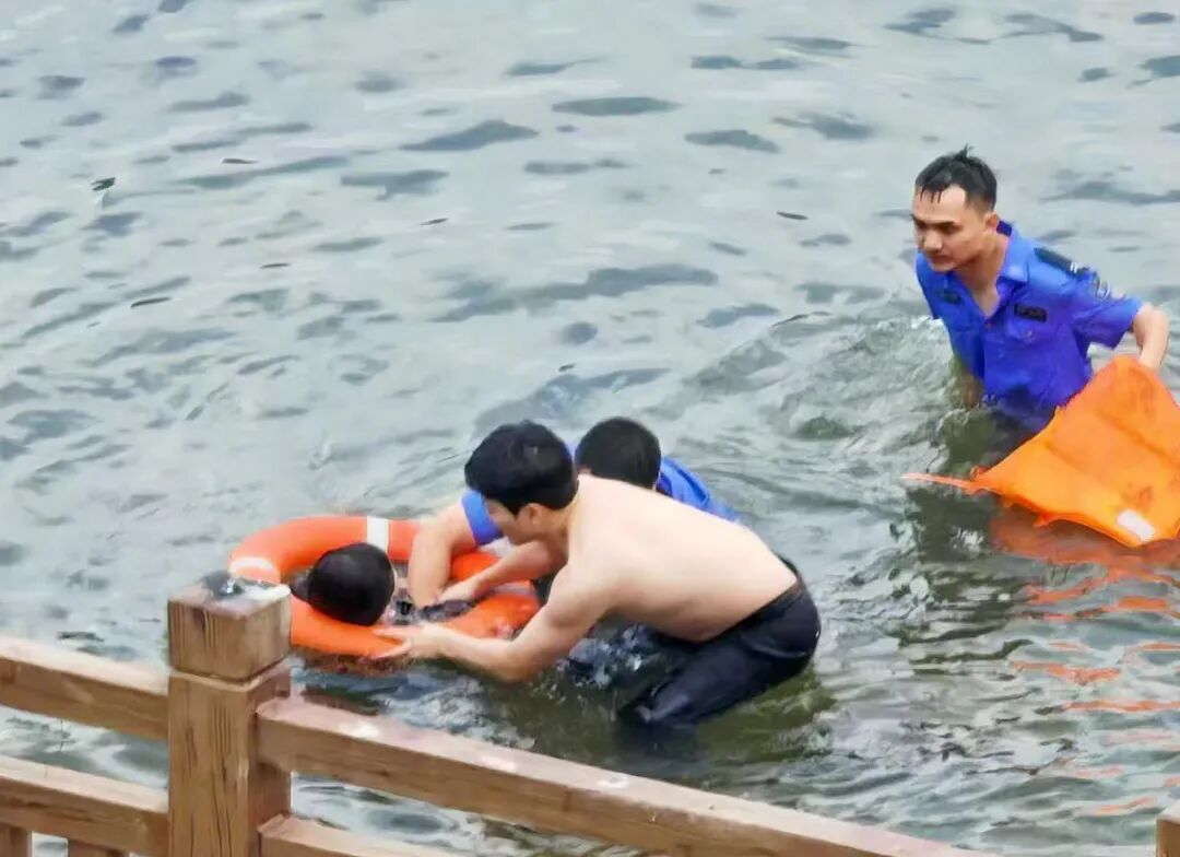 辅警从高桥跳下救人