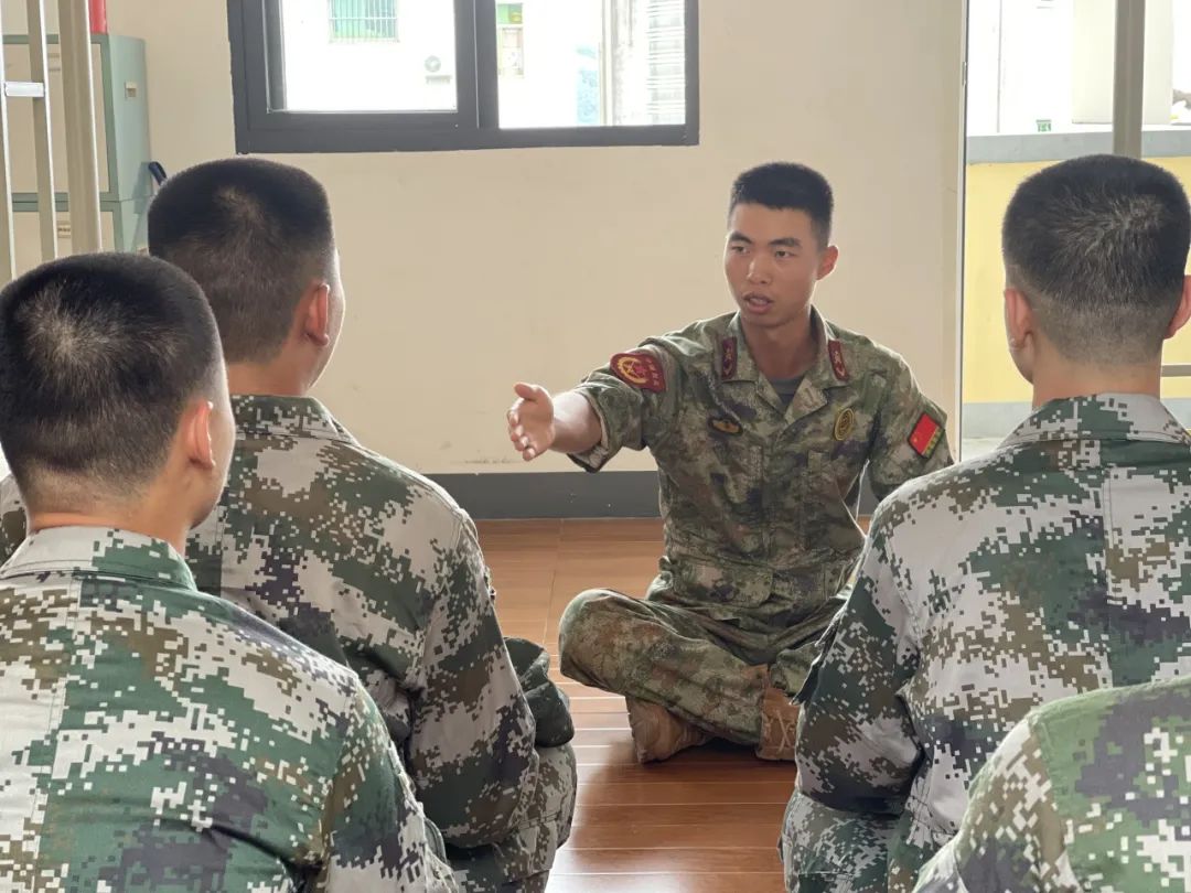 训练场上步铿锵，役前教育淬新钢